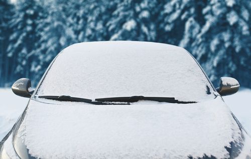 ワイパーは雪の日には絶対立てるべき？