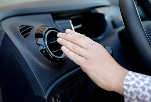 車のエアコンが効かないときの応急処置は？
